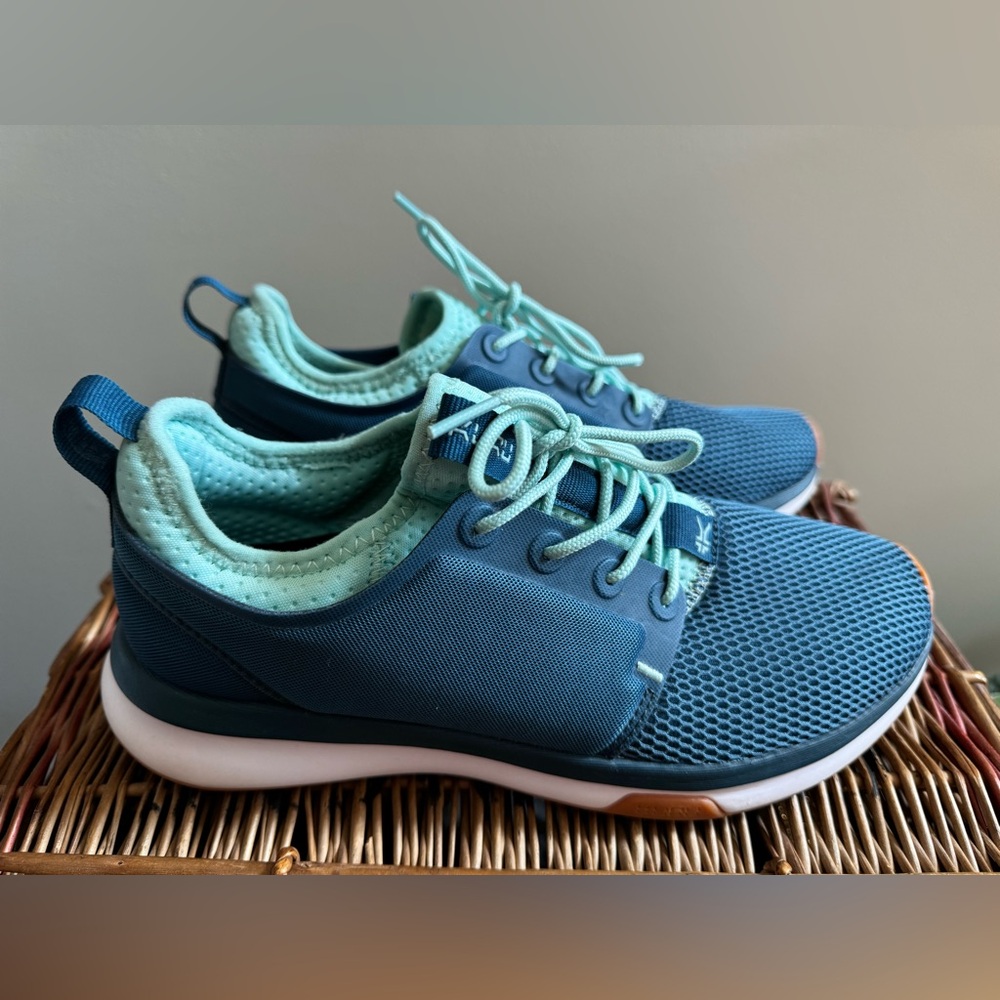 KURU Size 8 Teal Atom Sneakers ( Rt shoe fits like 8.5)